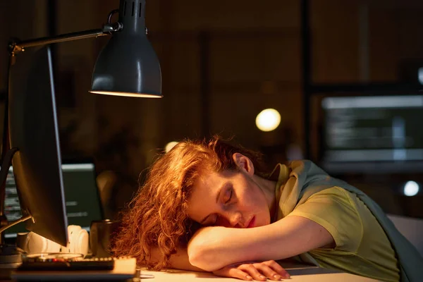 Programadora Mujer Cansada Durmiendo Lugar Trabajo Con Computadora Durante Plazo — Foto de Stock