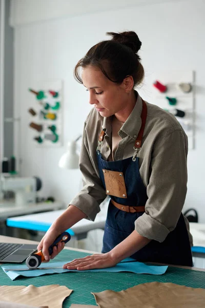 Jeune Artisan Femme Tenue Travail Penchant Sur Table Atelier Atelier — Photo