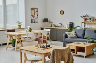 Huzurevinde kanepe ve masa oyunları için modern odanın yatay görüntüsü