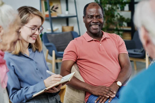 Glimlachende Afro Amerikaanse Volwassen Man Bezoekt Psychotherapie Sessie Hij Praat — Stockfoto