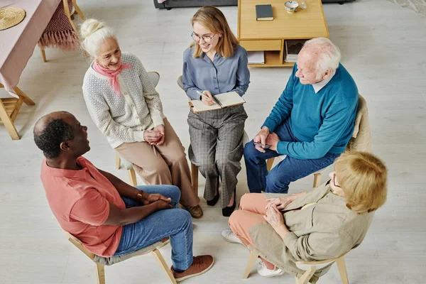 Anziani Seduti Sedie Cerchio Parlare Con Specialista Sessione — Foto Stock