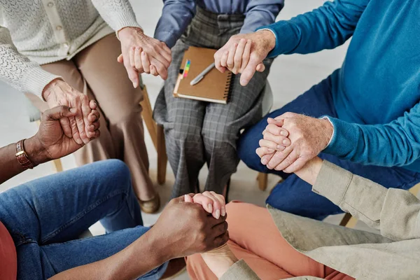 Vysoký Pohled Skupinu Seniorů Držících Ruce Společně Psychologem Vzájemně Podporujících — Stock fotografie