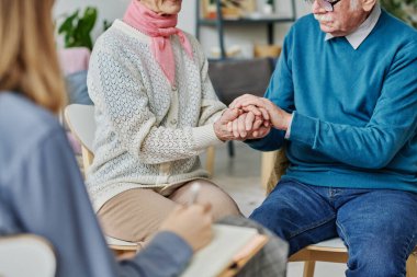 Üst düzey çift el ele tutuşup terapi sırasında psikologlarla olan sorunlarını çözmeye çalışıyor.