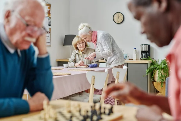 Donne Anziane Discutono Modo Lavorare Maglia Mentre Gli Uomini Anziani — Foto Stock