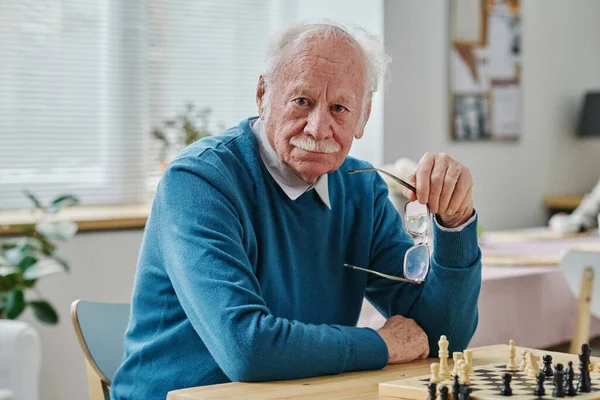 Портрет Пожилого Человека Седыми Волосами Смотрящего Камеру Время Игры Шахматы — стоковое фото