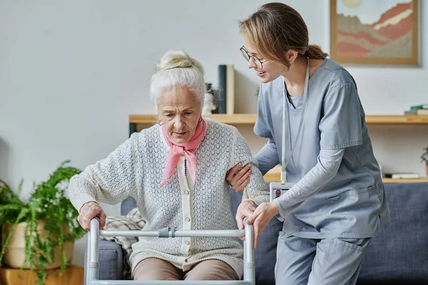 Giovane Volontaria Che Lavora Nella Casa Cura Aiuta Donna Anziana — Foto Stock