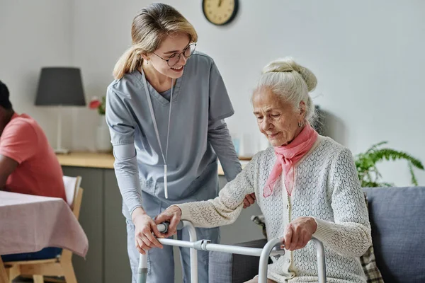 Junge Pflegerin Kümmert Sich Seniorin Pflegeheim Sie Hilft Ihr Mit — Stockfoto