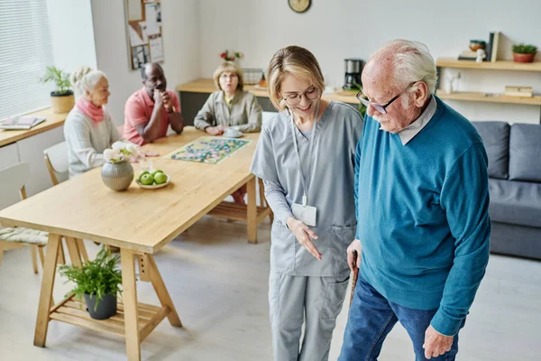 Junge Pflegerin Hilft Senioren Beim Gehen Sie Kümmert Sich Senioren — Stockfoto