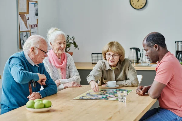 Gruppo Anziani Seduti Tavolo Giocare Giochi Tavolo Insieme — Foto Stock