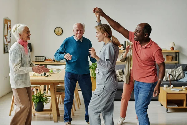 Anziani Che Ballano Con Chi Prende Cura Loro Durante Lezione — Foto Stock