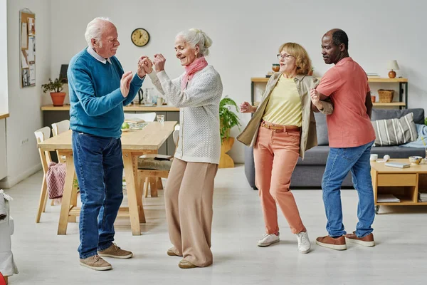 Gruppo Anziani Che Ballano Insieme Durante Festa Nella Casa Riposo — Foto Stock
