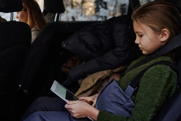 Маленька Дівчинка Сидить Задньому Сидінні Автомобіля Дивиться Мультфільми Під Час — стокове фото