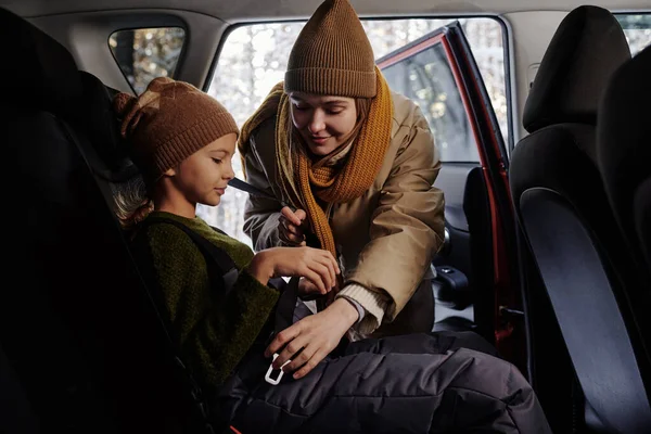 Молода Мама Кріпиться Дочка Ременями Безпеки Задньому Сидінні Автомобіля Перед — стокове фото