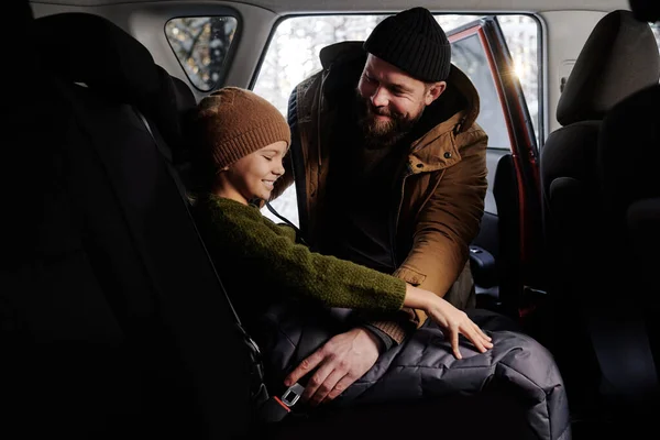 Щасливий Тато Поклав Свою Дочку Заднє Сидіння Автомобіля Закріпив Ременем — стокове фото