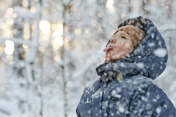Niña Sobresaliendo Lengua Durante Paseo Ella Divierte Durante Nieve — Foto de Stock
