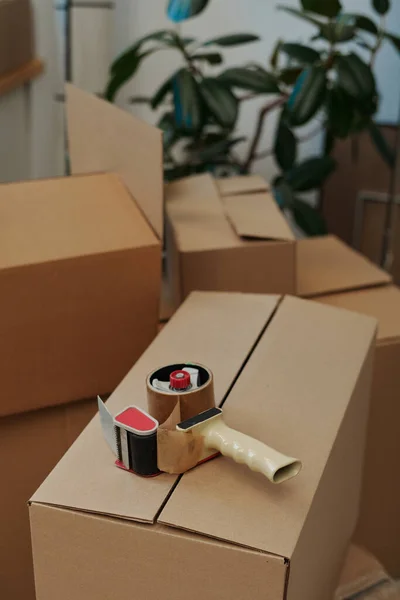 Vista Ángulo Alto Cajas Cartón Con Cinta Adhesiva Para Embalar —  Fotos de Stock