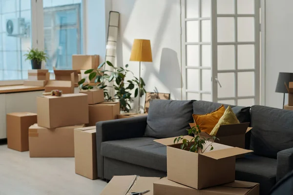 Imagen Horizontal Nuevo Apartamento Con Cajas Cartón Embaladas Para Mover —  Fotos de Stock