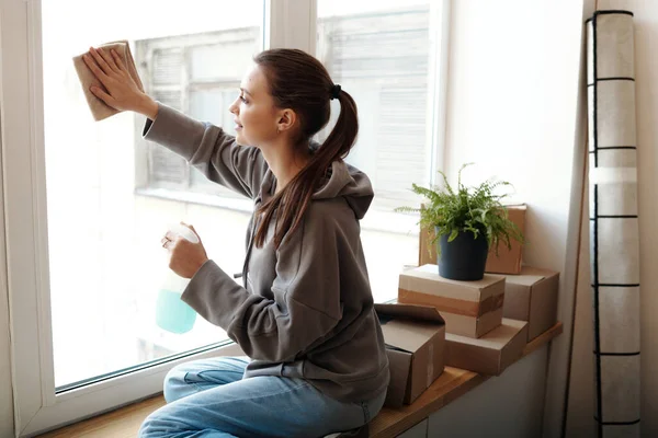 Молодая Женщина Вытирает Окна Тряпкой Наводит Порядок Своем Новом Доме — стоковое фото
