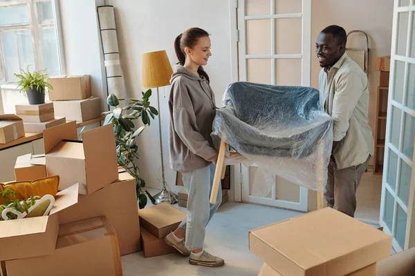 Joven Familia Multiétnica Llevando Muebles Habitación Mudan Una Nueva Casa —  Fotos de Stock