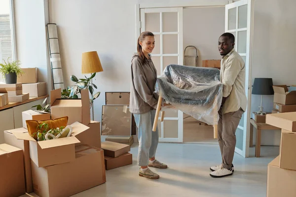 Pareja Multiétnica Llevando Muebles Habitación Desempaquetan Cosas Juntas Durante Reubicación —  Fotos de Stock
