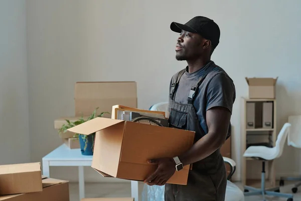 Trabajador Afroamericano Que Lleva Cajas Cartón Con Cosas Una Nueva —  Fotos de Stock