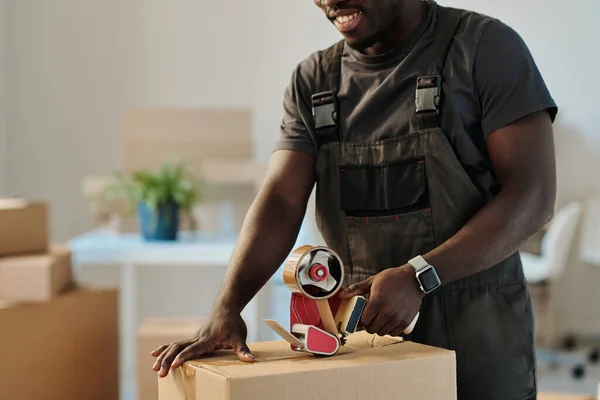 Cargador Afroamericano Cajas Cartón Embalaje Uniforme Con Cinta Adhesiva Durante —  Fotos de Stock
