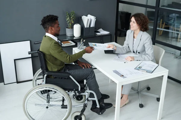 Wysoki Kąt Widzenia Businesswoman Pracę Wywiad Mężczyzną Niepełnosprawnym Podczas Gdy — Zdjęcie stockowe