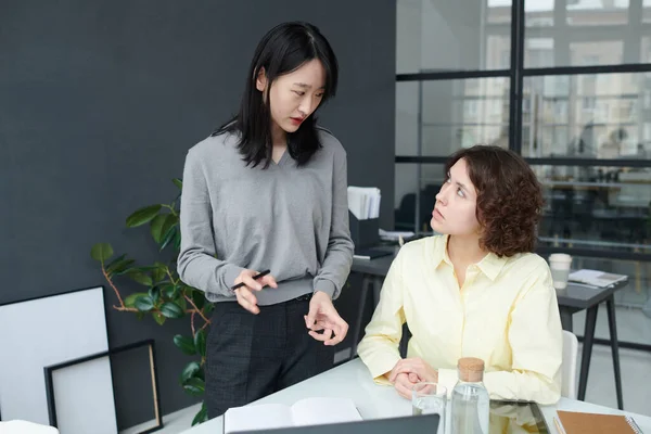 Asiatisk Ung Affärskvinna Pratar Med Sin Kollega Mötet Vid Bordet — Stockfoto