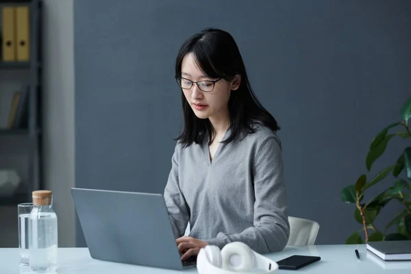 Asiatisk Ung Affärskvinna Glasögon Koncentrerar Sig Sitt Online Arbete Laptop — Stockfoto