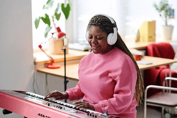 Afro Amerikaanse Vrouw Draadloze Hoofdtelefoon Spelen Piano Zitten Haar Kamer — Stockfoto