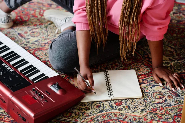 Vista Alto Ángulo Mujer Afroamericana Sentada Suelo Escribiendo Canciones Cuaderno —  Fotos de Stock