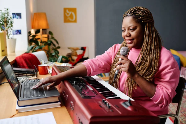 Afro Amerikaans Meisje Zit Aan Tafel Met Synthesizer Zingt Lied — Stockfoto