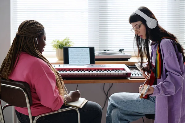 Chicas Componiendo Nueva Canción Juntas Usando Piano Guitarra Durante Ensayo —  Fotos de Stock
