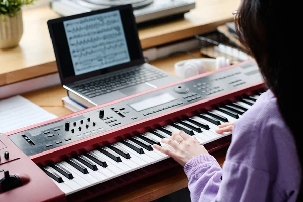 Achteraanzicht Van Jonge Vrouw Die Bladmuziek Gebruikt Piano Spelen Aan — Stockfoto