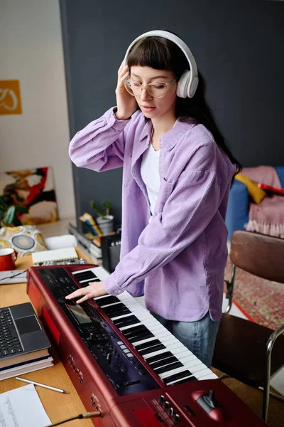 在演播室排练时 戴耳机弹钢琴录音的年轻女子 — 图库照片
