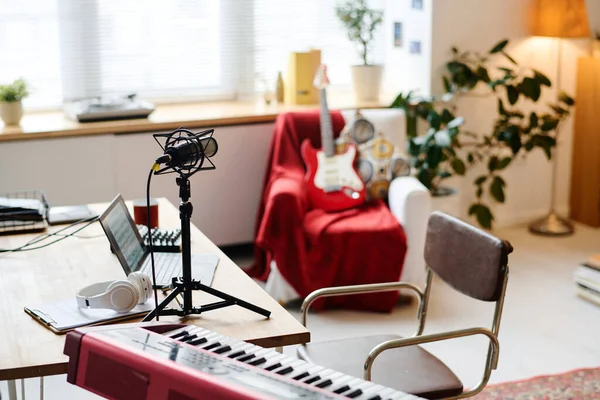 Современная Студия Звукозаписи Синтезатором Микрофоном Столе — стоковое фото