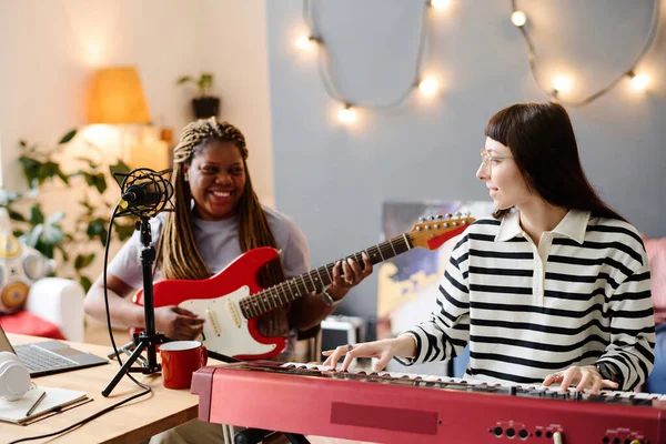 Mujeres Jóvenes Cantando Canciones Tocando Instrumentos Musicales Juntas Durante Repetición —  Fotos de Stock