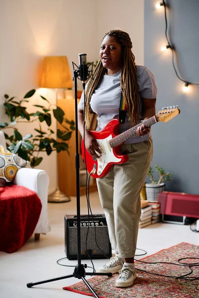 Κάθετη Εικόνα Της Αφρο Αμερικανίδας Τραγουδάει Στο Μικρόφωνο Και Παίζει — Φωτογραφία Αρχείου