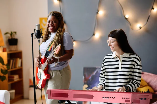 Mujeres Jóvenes Ensayando Actuación Estudio Cantando Tocando Guitarra Piano —  Fotos de Stock