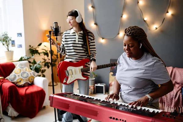 Jonge Vrouwen Die Liedjes Opnemen Studio Zingen Liedjes Bespelen Muziekinstrumenten — Stockfoto