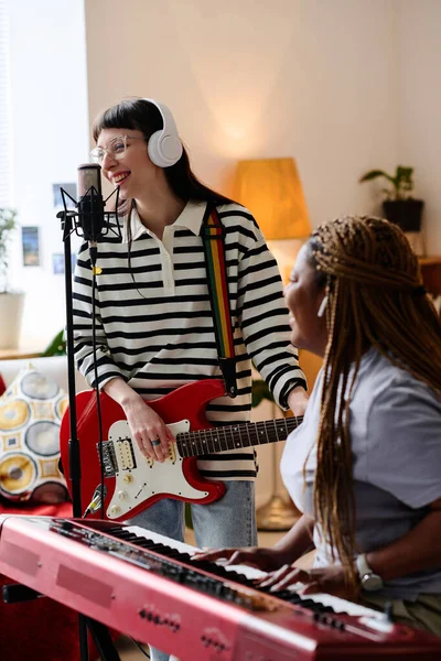 Verticaal Beeld Van Muzikale Vrouwenband Optredend Studio Bespelen Muziekinstrumenten Zingen — Stockfoto