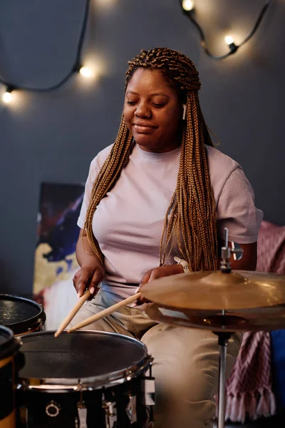 Verticaal Beeld Van Afro Amerikaanse Drummer Die Drumt Studio Tijdens — Stockfoto
