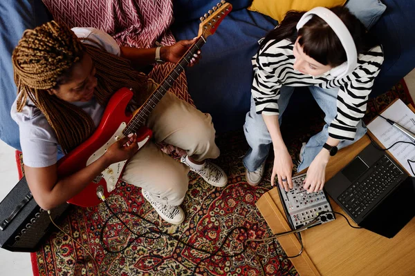 Vista Ángulo Alto Las Mujeres Jóvenes Tocando Guitarra Mientras Escriben —  Fotos de Stock