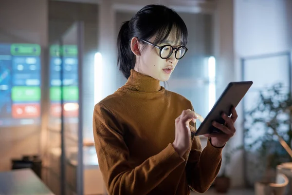 Asiática Jovem Empresária Óculos Usando Tablet Digital Para Trabalhar Online — Fotografia de Stock