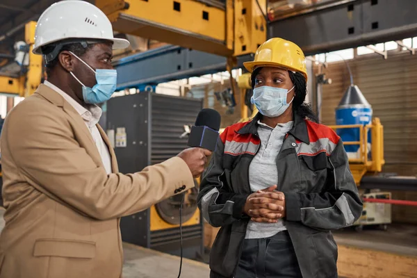 세계적으로 공장에서 제복을 근로자를 심문하는 마스크를 아프리카 — 스톡 사진