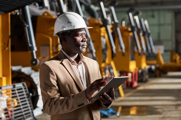 공장의 물류를 통제하기 디지털 태블릿을 사용하는 아프리카 엔지니어 — 스톡 사진
