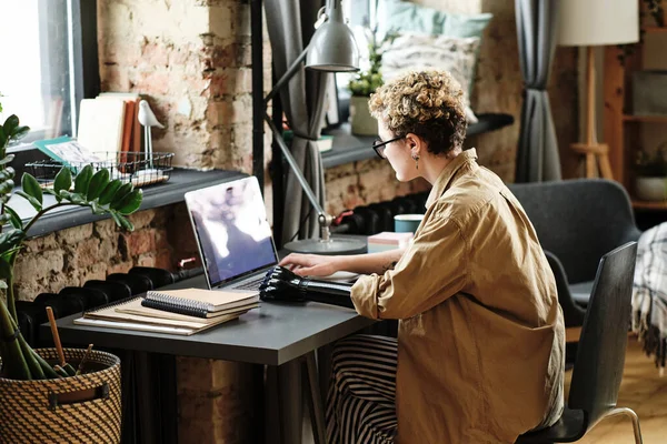 Młody Wolny Strzelec Protezą Ramienia Robi Pracę Online Laptopie Siedząc — Zdjęcie stockowe
