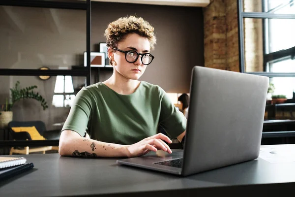 Young Woman Eyeglasses Concentrating Her Online Work Laptop Her Workplace — Stock Photo, Image