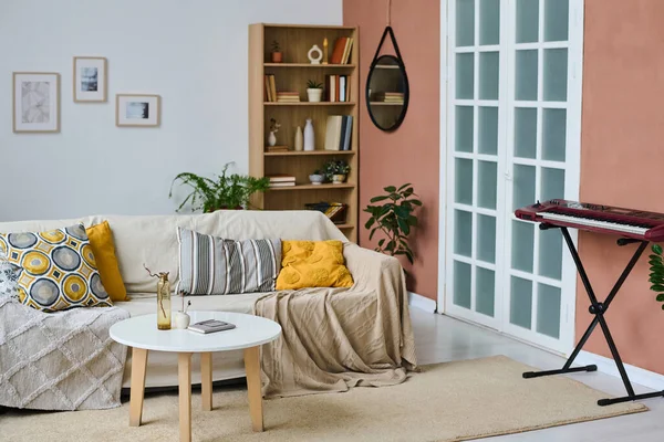 Poziomy Obraz Zaprojektowanego Mieszkania Wygodną Sofą Stołem Kawowym — Zdjęcie stockowe