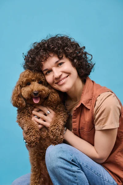 Портрет Молодой Счастливой Женщины Обнимающей Свою Собаку Улыбающейся Камеру Синем — стоковое фото